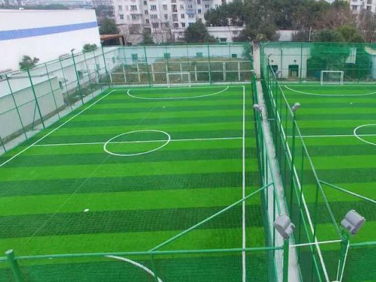 鋪設(shè)人工草皮